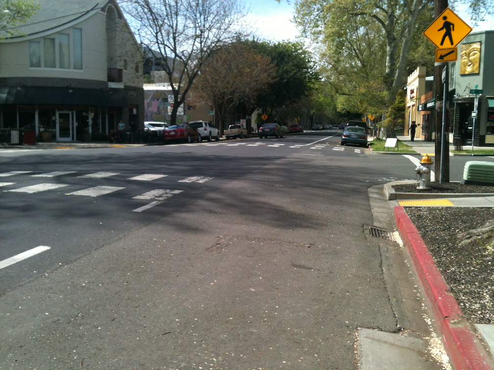 photo of red curb offset for daylighting, L St at 18th St